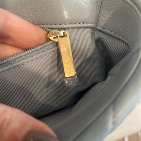 Chanel 19 medium quilted Flap Bag - light blue - Picture 12 of 16